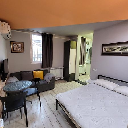 Hotel Мини Дом Целиком Около Мед Центра Астхик Erevan Esterno foto